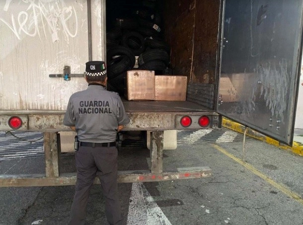 Un tractocamión de una empresa de mensajería fue sometido a una revisión de rutina. En su interior se encontraron con empaques que contenían la droga y cuyo destino era la ciudad de Guadalajara, Jalisco. Foto cortesía de GN 