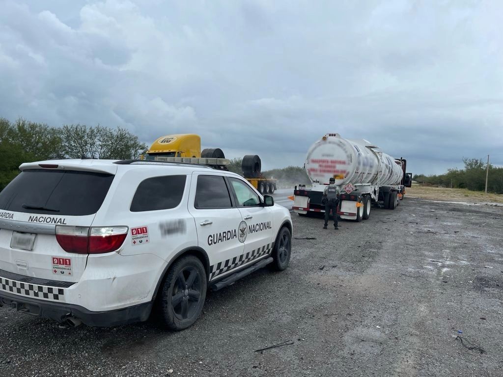 Elementos de la Guardia Nacional aseguraron en Tamaulipas más de 66 mil litros de combustible, que era transportado de manera ilegal, en el kilómetro 27 de la carretera Estación González-Llera de Canales, municipio de González. Foto cortesía de la Guardia Nacional 