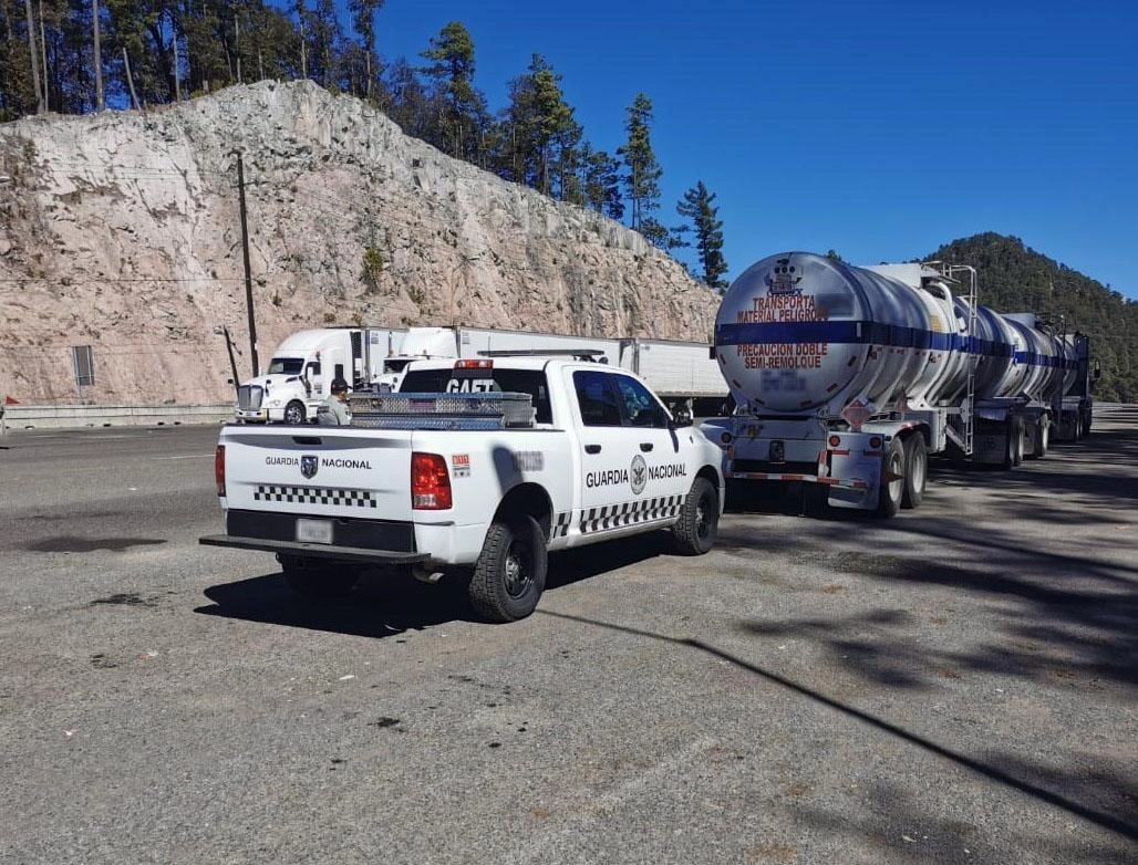 La GN solicitó al conductor la documentación sobre la carga que transportaba, sin embargo, se encontraron inconsistencias en los papeles. Foto cortesía GN