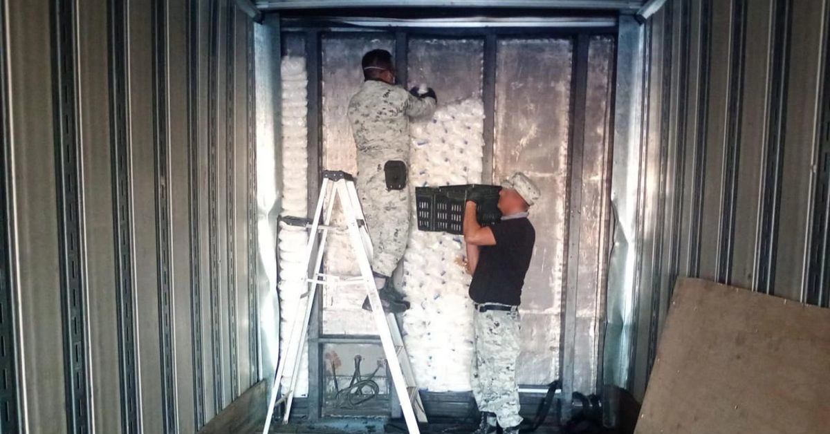 La cocaína fue asegurada en Mexicali, Baja California, cuando agentes de la GN detuvieron a dos personas que transportaban un cargamento de cocaína, oculto en el doble fondo de la caja de un tráiler.