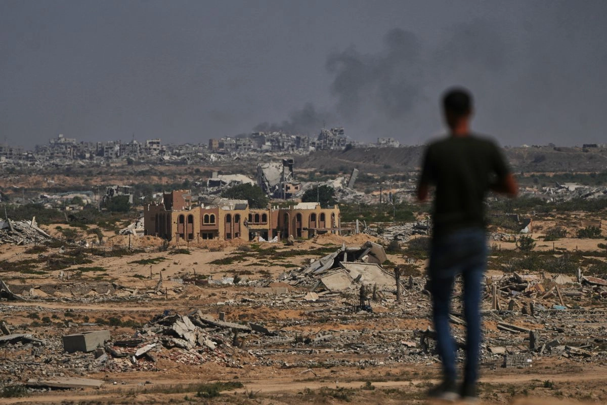 Se observa a la distancia una columna de humo tras un ataque militar israelí en la ciudad de Gaza, el 8 de octubre de 2025. Foto 