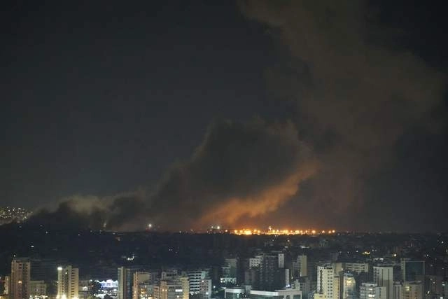 El humo se eleva desde el lugar del ataque aéreo israelí contra un barrio del sur de Beirut. Foto Afp