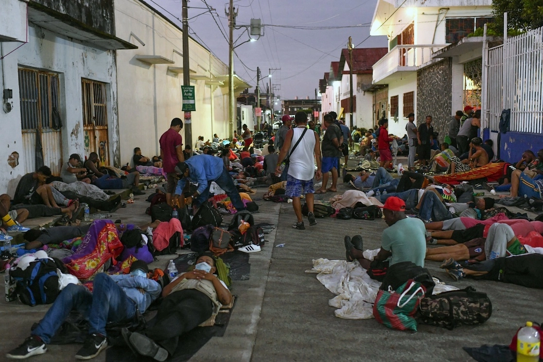 Integrantes de la caravana de migrantes descansan en calles de Huixtla, Chiapas, el 26 de octubre de 2021. Foto Afp