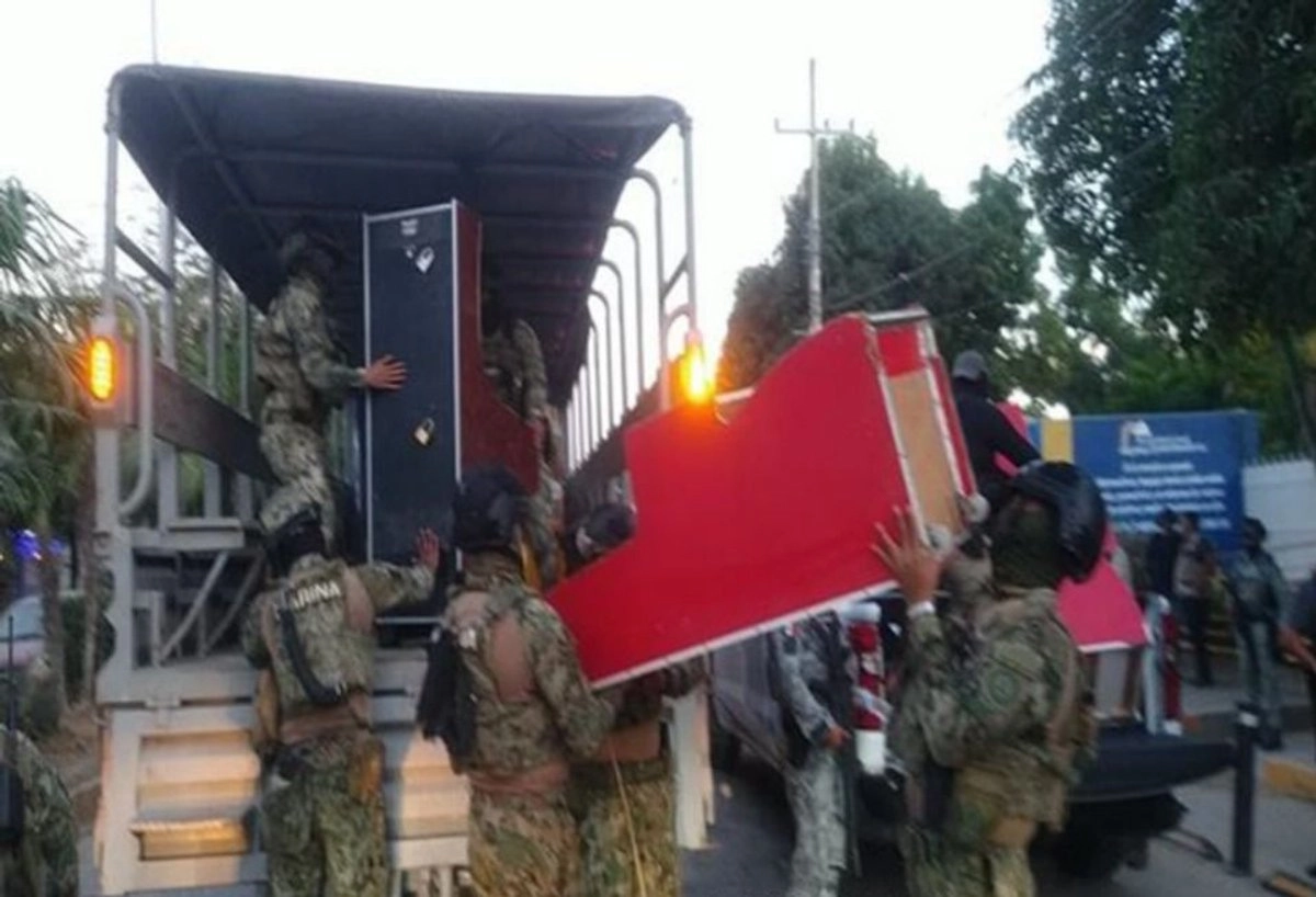 El operativo realizado por la Semar se efectuó en 12 comercios del puerto de Acapulco, apoyados por 4 binomios caninos.
