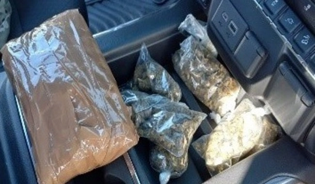Entre todo lo confiscado también hubo 240 gramos de mariguana. Foto difundida por FGR 