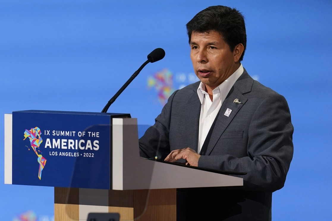 El presidente peruano, Pedro Castillo, durante una sesión plenaria en la Cumbre de las Américas, en Los Ángeles. Foto Ap