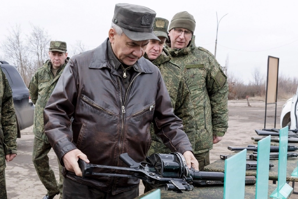 Shoigu inspeccionó, en una localidad no revelada, parte del armamento occidental capturado durante la “operación militar especial” y criticó sus “deficientes” características. Foto Servicio de Prensa del Ministerio de Defensa de Rusia vía Ap