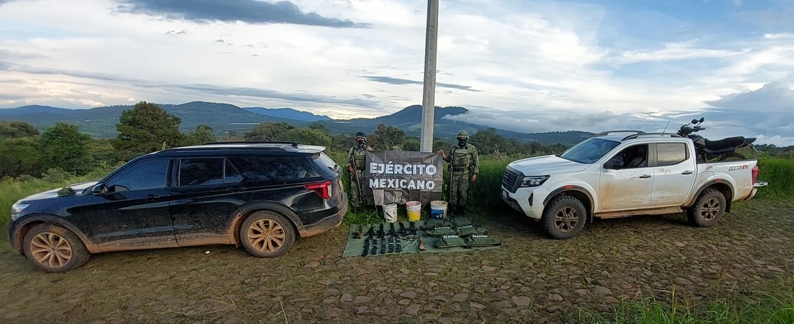 Elementos de la Sedena tras el aseguramiento de armas. Foto La Jornada