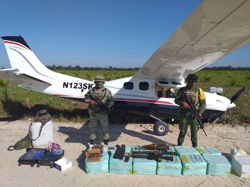 La Secretaría de la Defensa Nacional aseguró un avión Cessna con más de 350 kilogramos de cocaína, que aterrizó en una pista clandestina en Campeche. Foto cortesía de la Sedena 
