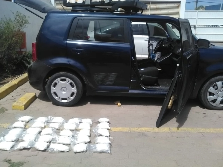 Elementos de la Sedena aseguraron 13 kilos y medio de una sustancia con las características de la metanfetamina, oculta en un vehículo abandonado en Ensenada, Baja California. Foto cortesía de la Sedena 