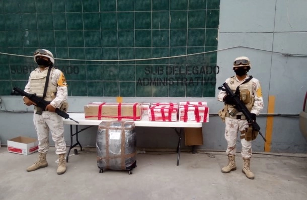 Personal del SAT  y de la Sedena detuvieron en la garita internacional “El Chaparral” a los ocupantes de dos vehículos que pretendían cruzar la frontera con más de 2 millones 700 mil dólares en efectivo. Foto cortesía de la Sedena 