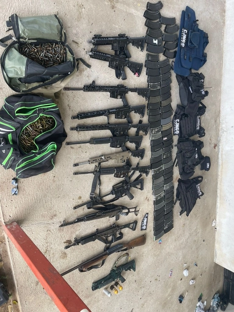 Autoridades federales aseguran armamento en Chiapas Asegura-sedena-y-gn-arsenal-de-armas-y-vehiculos-en-chiapas-2865html-1698719865277jpg-4377html-594fc25d-383f-46f9-bd48-8a92b24a8efc