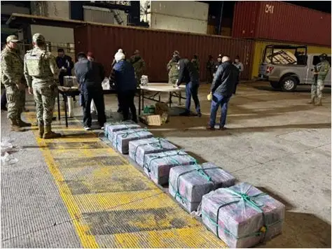 “Esta acción, se llevó a cabo cuando personal naval durante recorridos de inspección rutinaria al interior del recinto portuario, llevó a cabo en coordinación con personal de la Aduana Marítima la revisión de dos contenedores, detectando que uno de ellos contenía siete cajas con aproximadamente 300 paquetes los cuales albergaban en su interior polvo blanco con características similares a la cocaína, arrojando un peso aproximado de 350 kilogramos” relató la dependencia. Foto Semar