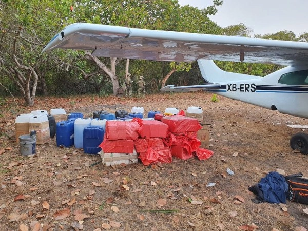 Una avioneta Cessna que trasportaba 358 kilogramos de cocaína fue asegurada en una pista clandestina en inmediaciones de Aztlán, Chiapas. Foto cortesía de Semar 