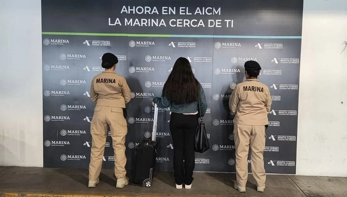 La mujer fue detenida por elementos de la Semar. Foto AICM