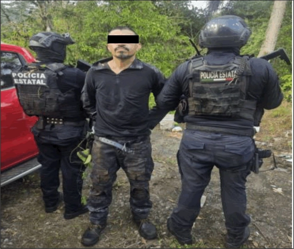 En Atizapán de Zaragoza, "con información de inteligencia, elementos de la Semar y de la Policía Municipal detuvieron a cuatro personas y aseguraron un arma larga, un arma corta, tres cargadores y 77 cartuchos, en inmediaciones de la colonia La Higuera. Foto SEMAR 