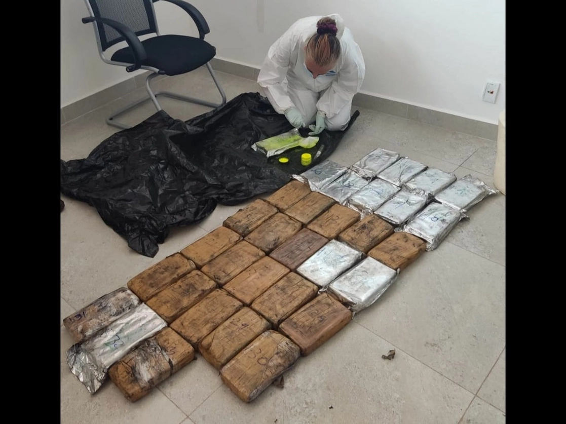 En dos operativos de revisión efectuados en el puerto de Lázaro Cárdenas, Michoacán, la Secretaría de Marina (Semar) aseguró más de 38 kilogramos de clorhidrato de cocaína, que los grupos del crimen organizado buscaban traficar desde territorio nacional. Foto cortesía Semar 