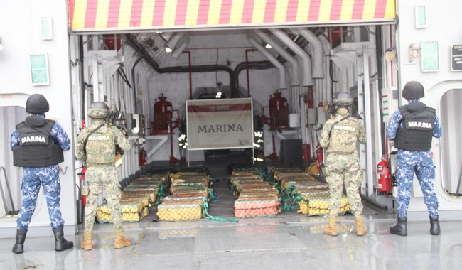 Elementos de la Marina tras el aseguramiento de la droga. Foto Semar
