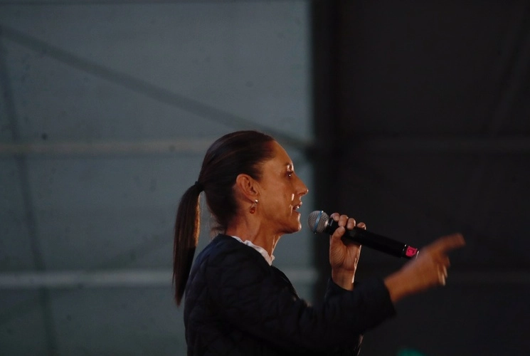 Claudia Sheinbaum, aspirante a ser coordinadora de la continuidad de la 4T, durante una asamblea informativa en la Macroplaza de Iztapalapa, ayer 1 de agosto. Foto Cristina Rodríguez