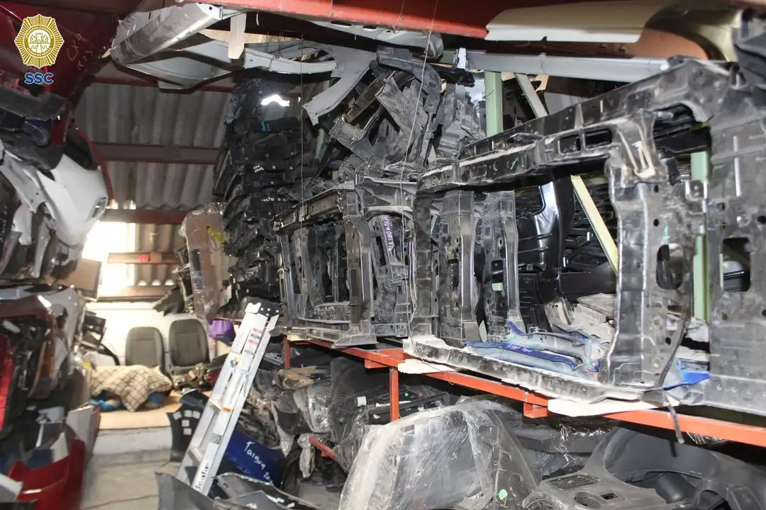 Aseguraron una placa vin, un engomado del Estado de México, tres calaveras, tres faros automotrices con todos con alteración en sus números de serie, documentación diversa y aproximadamente 81 toneladas de autopartes. 