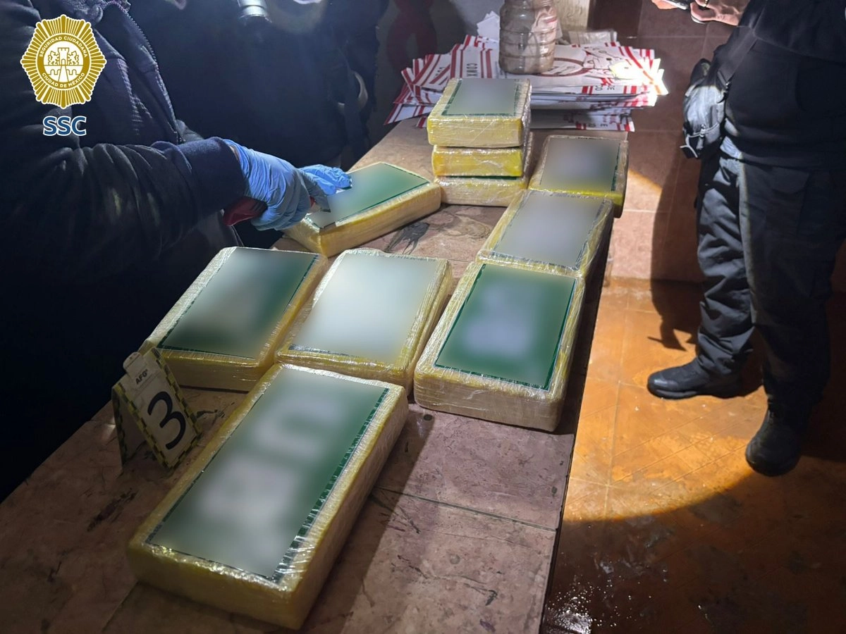 Los policías aseguraron 10 paquetes confeccionados en forma de tabique con cinta canela y playo, con un peso aproximado de un kilogramo cada uno, de una sustancia con características similares a la cocaína, dos armas de fuego, dos cargadores y cartuchos útiles. 