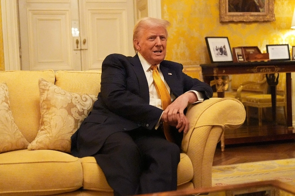 Donald Trump, captado el sábado durante una reunión en París con el príncipe Guillermo de Reino Unido, reconoció en una entrevista con la NBC que no puede garantizar que los aranceles que pretende imponer a varios países no repercutirán en la inflación. Foto Afp 