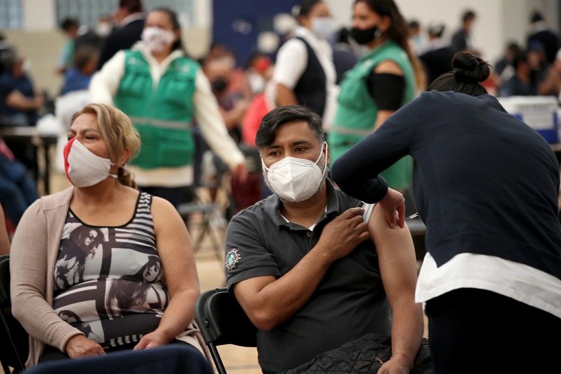 Vacunación contra Covid-19 en el módulo de la ENP 8 de la UNAM. Foto María Luisa Severiano