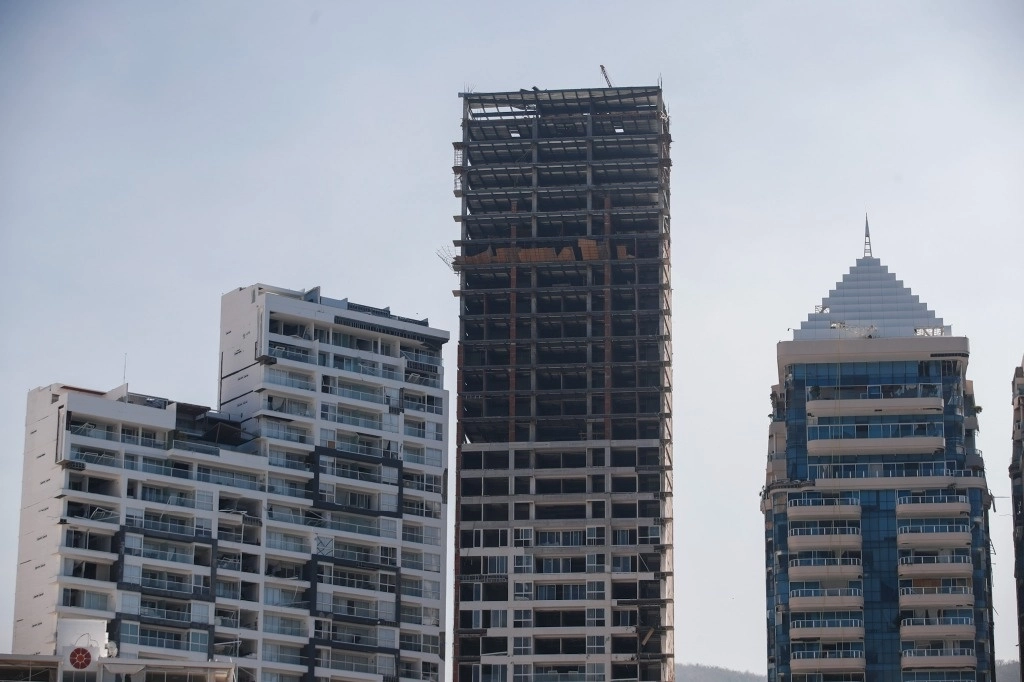 Edificios dañados tras huracán 'Otis' en Acapulco. Foto Víctor Camacho