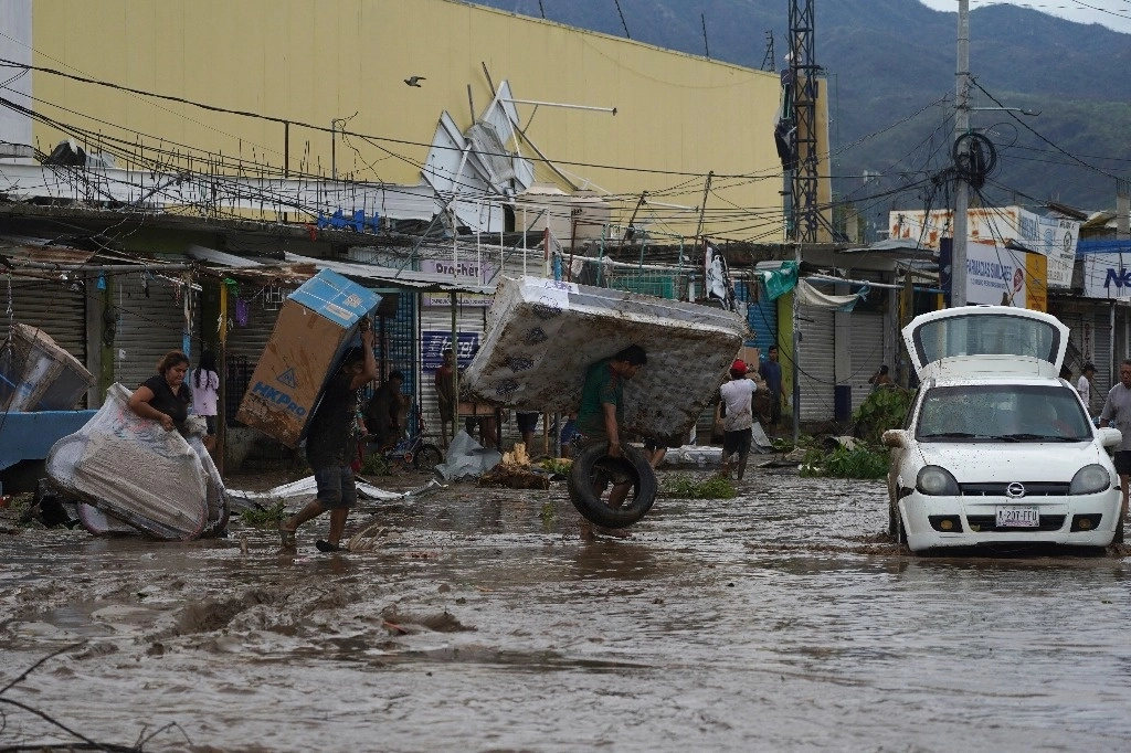 Aseguradoras tardaron en arribar a Acapulco, Guerrero, debido a los cierres de accesos a la costa grande, causados por el huracán ‘Otis’. Foto Ap 