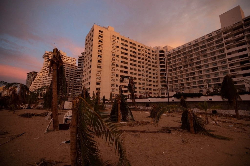 Para contribuir a reactivar la actividad turística en Acapulco, la Amis reveló que se han realizado pagos anticipados por mil 729 millones de pesos por daños asegurados en hoteles, una indemnización de 33 mdp durante cada uno de los 52 días desde el paso del huracán Otis. Foto Alfredo Domínguez / Archivo