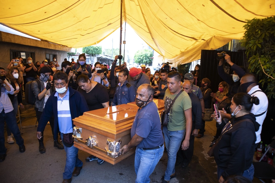 Exequias del señor Juan José Galindo, una de las 25 víctimas mortales del desplome de una trabe y dos vagones del Metro en la línea 12. Familiares y vecinos lo despidieron ayer con un grupo de música norteña en el panteón de San Lorenzo. Foto Alfredo Domínguez