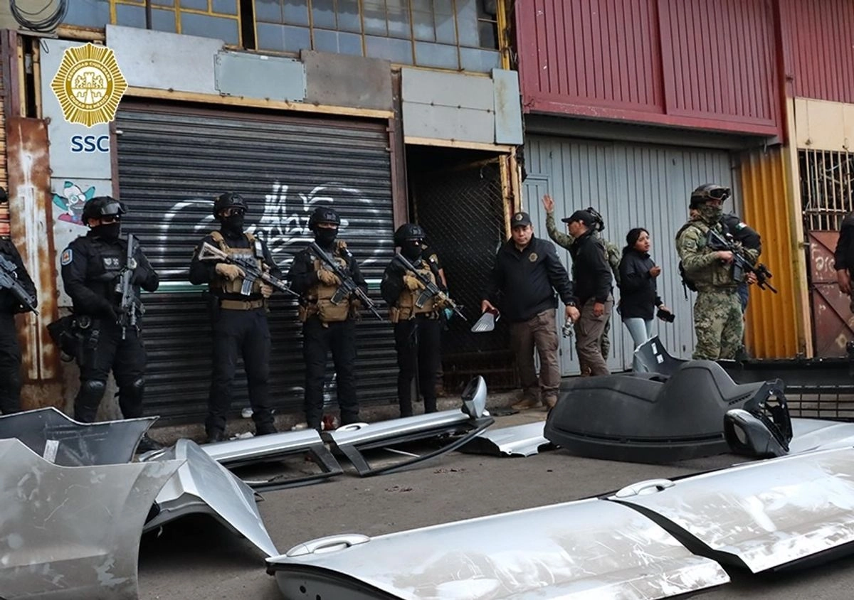 Elementos capitalinos de seguridad en coordinación con autoridades federales lograron la incautación de 10 toneladas de autopartes de procedencia ilícita que eran almacenadas en un predio de la colonia San Felipe de Jesús, en la alcaldía Álvaro Obregón. Foto 