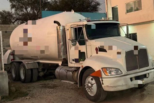 La PGR no aclaró si la gasera era clandestina o si pertenece a alguna empresa debidamente establecida a la que se le descubrió vendiendo gas robado. Foto 'La Jornada' 