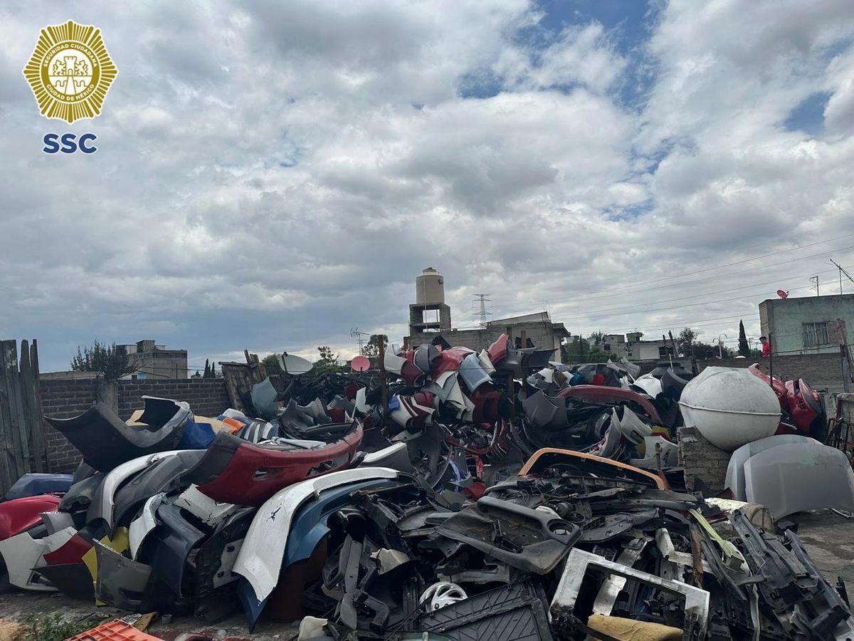 Un total de 16 toneladas de autopartes, posiblemente robadas, fueron aseguradas por personal de la SSC durante dos cateos realizados en la alcaldía Iztapalapa. Foto 