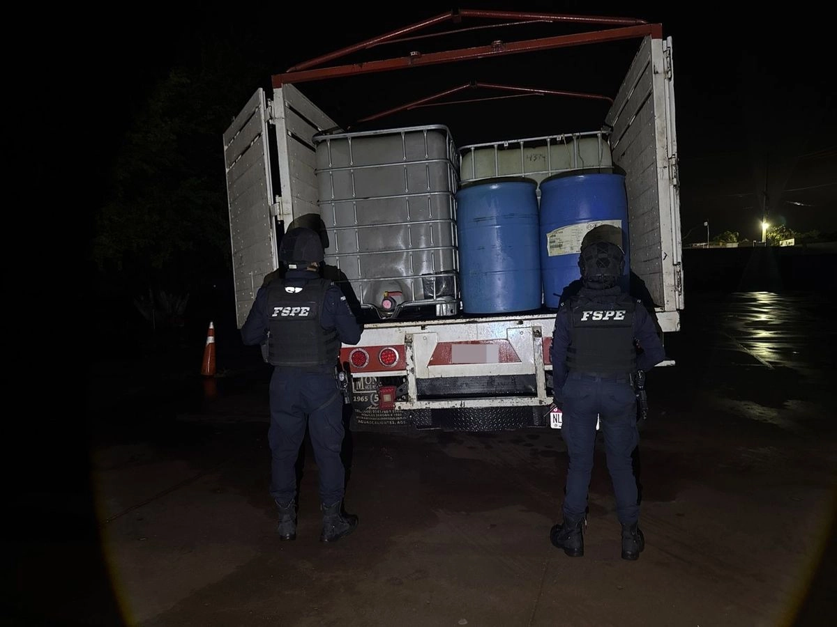 Elementos de la Secretaría de Seguridad y Paz de Guanajuato incautaron en la carretera La Piedad de Cabadas–Pénjamo una camioneta con 6 mil 500 litros de hidrocarburo robado; en la comunidad Las Liebres de Suárez se hallaron dos unidades robadas con 12 mil 700 litros de 'huachicol'. Foto 