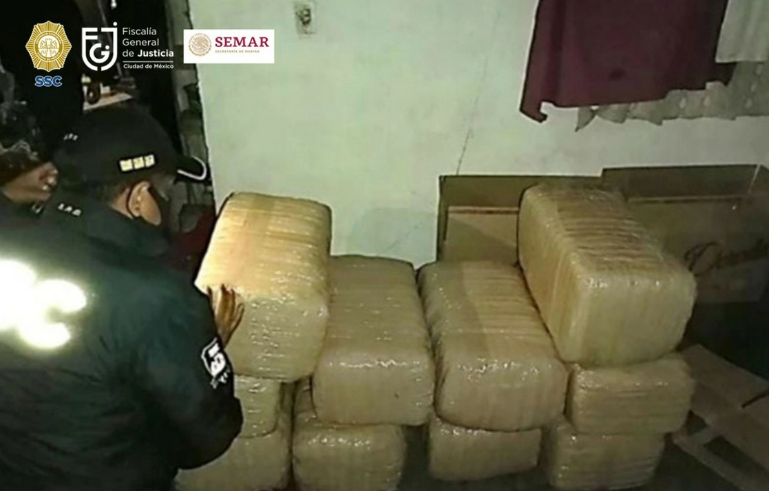 La droga asegurada en Iztapalapa se encontraba dentro de paquetes confeccionados en cinta canela. Foto FGJ