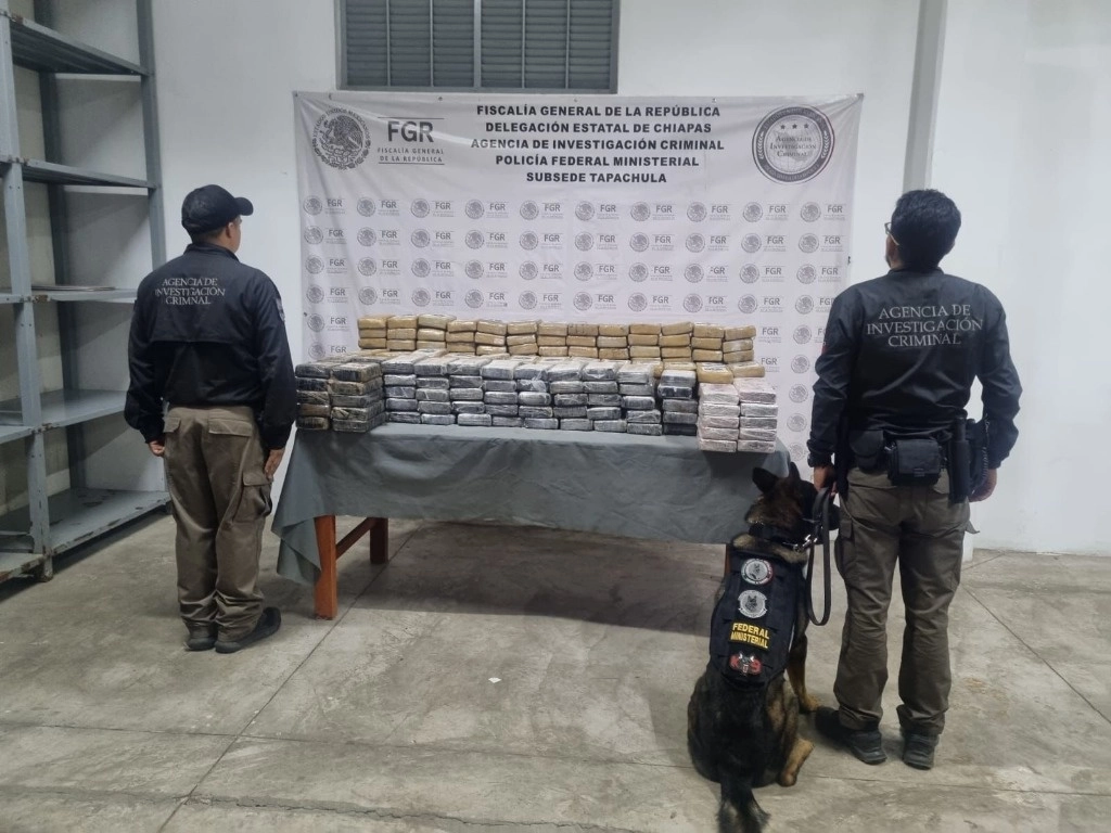 Los detenidos, el narcótico, la bodega y los vehículos fueron puestos a disposición del Ministerio Público Federal. Foto: FGR-Chiapas 

