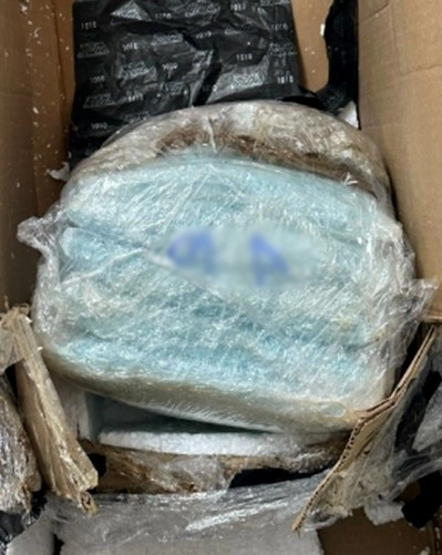 Con la ayuda de un binomio canino, la FGR localizó en Guadalajara un paquete con más de 300 mil pastillas de fentanilo. Foto FGR