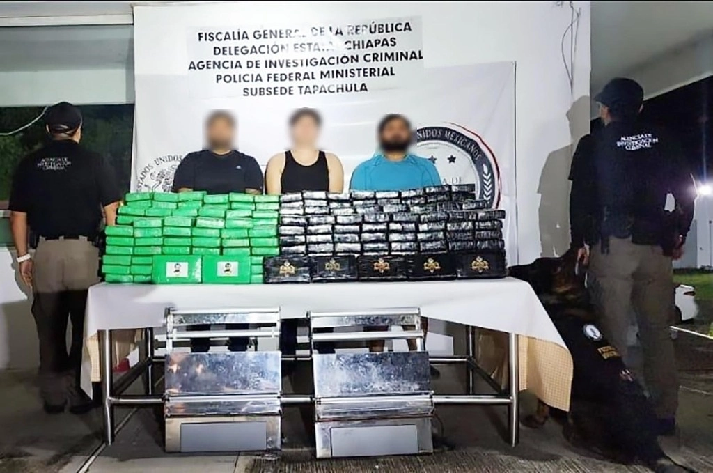 La representación de la PGR en Chiapas abundó que durante la diligencia de las fuerzas de seguridad también fueron asegurados tres vehículos y dos maquilas para envolver. Foto 'La Jornada'