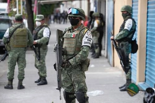 Elementos de la GN durante un operativo en la CDMX. Foto Víctor Camacho / archivo
