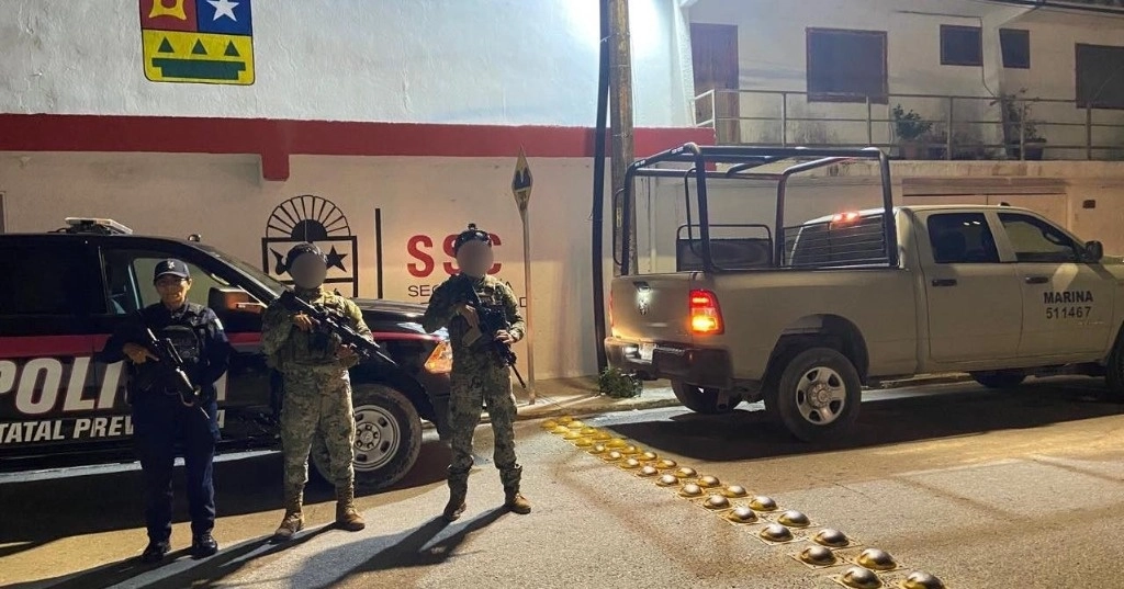 Los detenidos fueron identificados como José de Jesús “N”, José del Carmen “N”, Jesús José “N”, Gabriel “N”, Berny “N” y Jocelyne Berenice “N”. Foto Facebook Secretaría de Seguridad Ciudadana de Q.Roo 
