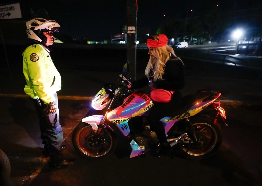 Durante operativos, los uniformados aseguraron 177 motocicletas en distintos puntos del Paseo de la Reforma, en la colonia Juárez, de la alcaldía Cuauhtémoc. Foto Víctor Camacho

