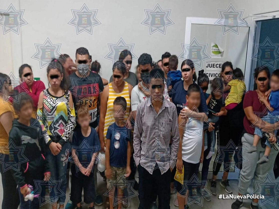 En el grupo había mujeres y niños. Foto La Jornada