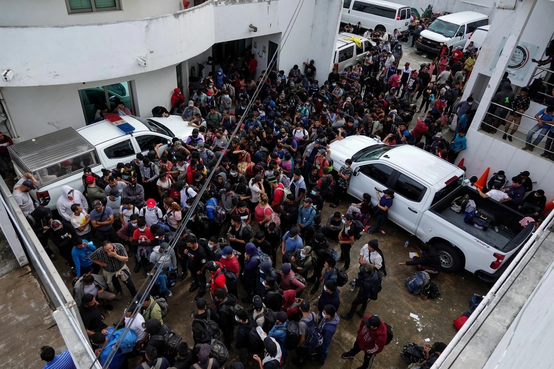 Los migrantes viajaban hacinados en dos cajas de tráiler. Foto Cuartoscuro