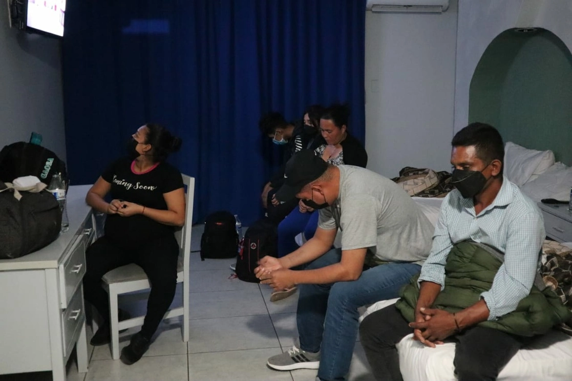 Los migrantes señalaron que pagaron hasta 10 mil dólares para llegar a Estados Unidos y que en su trayecto los llevaron al hotel para descansar. Foto cortesía SSPE