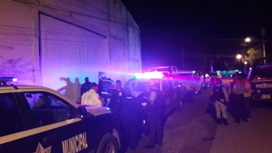 Elementos de la SSP municipal, así como del INM y Guardia Nacional, acudieron al inmueble luego de que vecinos reportaron haber visto muchas personas en su interior. Foto Claudio Bañuelos