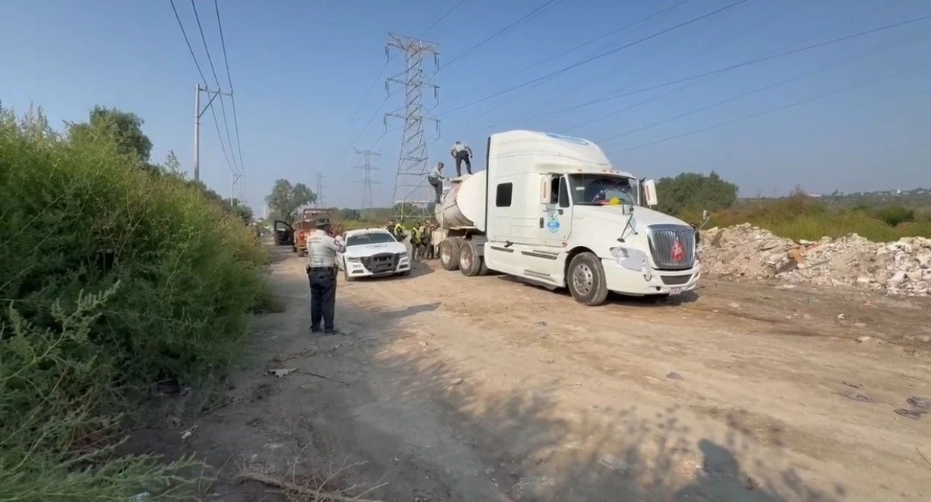 De acuerdo al reporte de las autoridades, los sujetos ya habían hecho un boquete en el ducto y se conectaron para robar el combustible. Foto 'La Jornada'