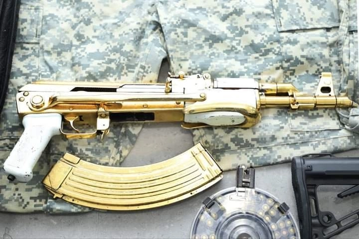 Entre las armas asegurada se encuentra un "cuerno de chivo" bañado en oro. Foto 'La Jornada'
