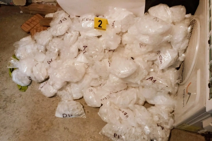 En el interior de la bolsa las autoridades encontraron cuatro bolsas de plástico con una sustancia granulada y armas cortas. Foto tomada de Twitter @FGRMexico