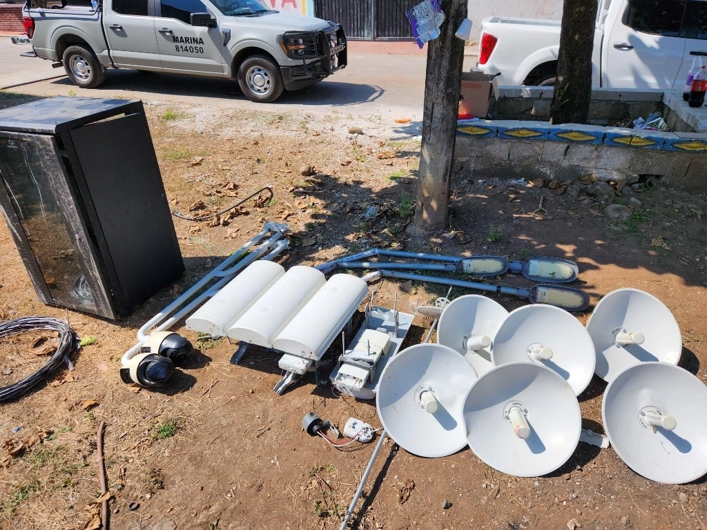 Dispositivos asegurados por agentes estatales. Foto La Jornada